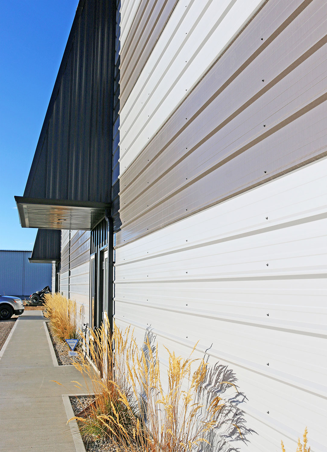 Commercial Building featuring Horizontal I/9 Panel in Ascot Grey and Charcoal, and Vertical FormaLoc 16 in Black.