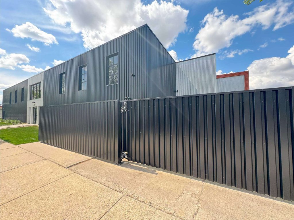 Box Rib Fence in Black